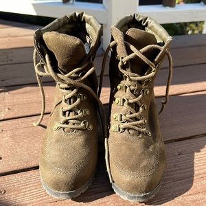Old navy women’s brown boot size 8 - used one and in great condition